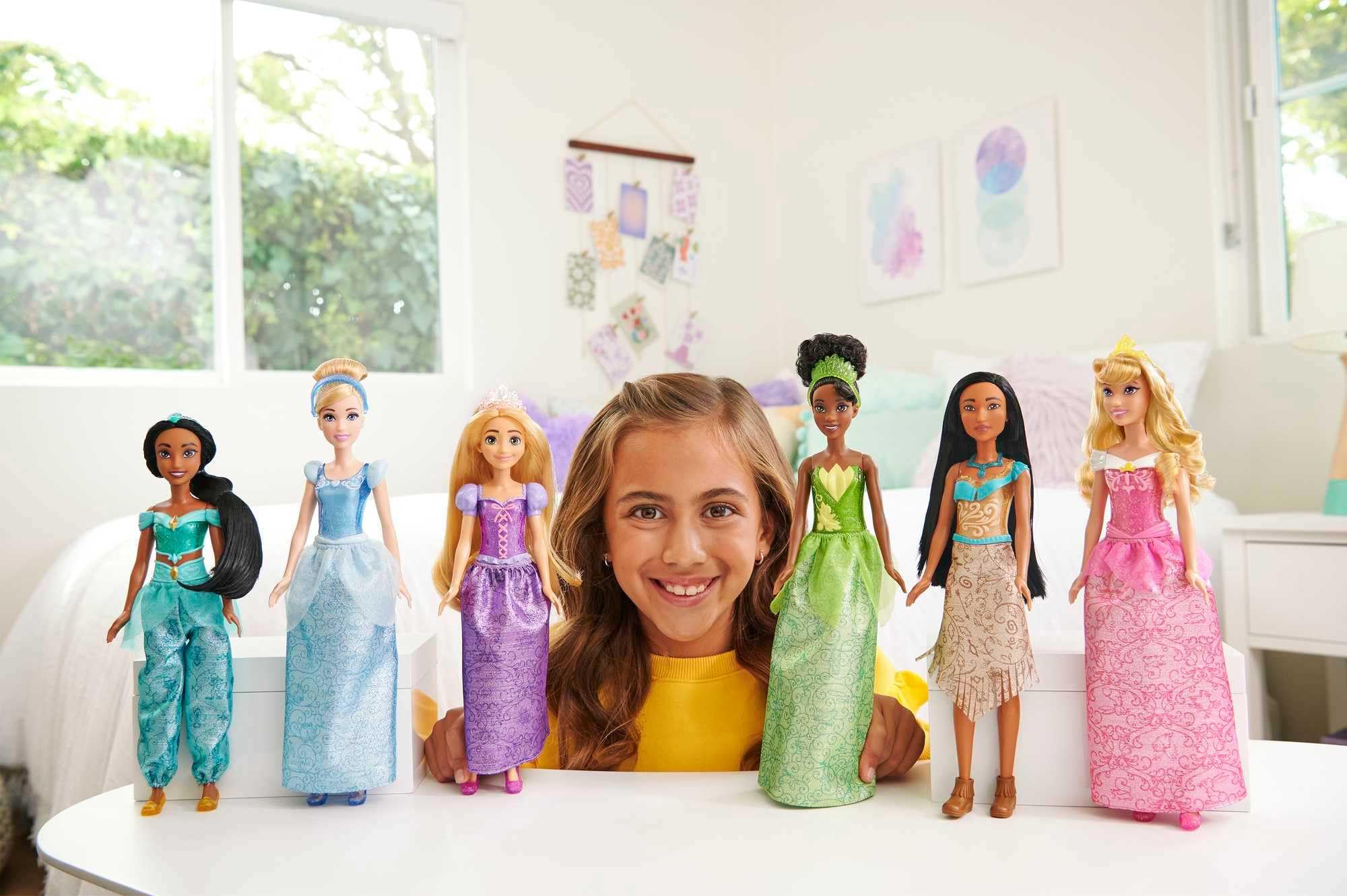 Disney Princess Toys, Fashion Doll Gift Set with 13 Dolls in Sparkling Clothing & Accessories