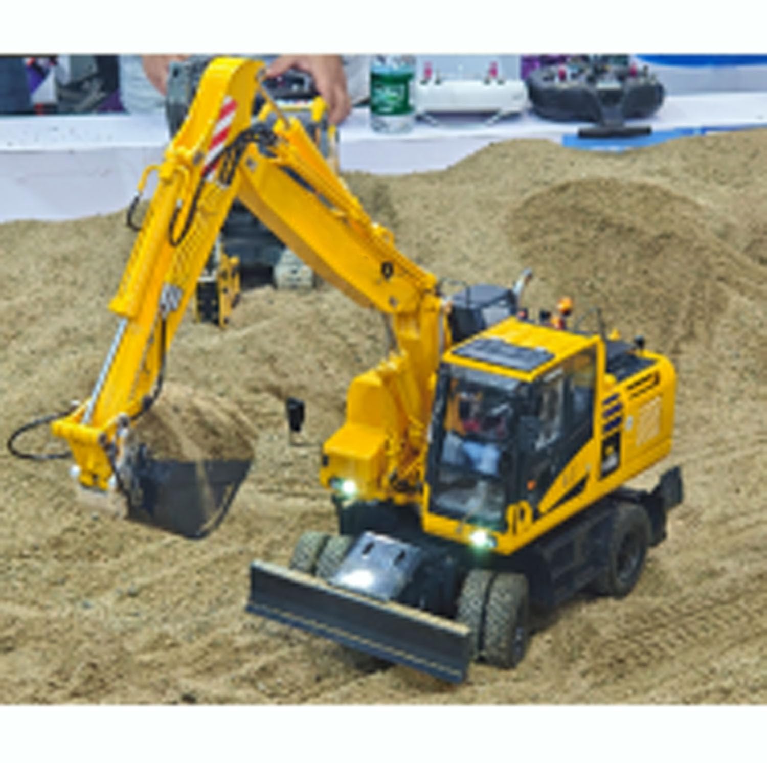 Remote Control Hydraulic Wheeled Excavator PW180 10CH Valve Metal Construction Vehicle