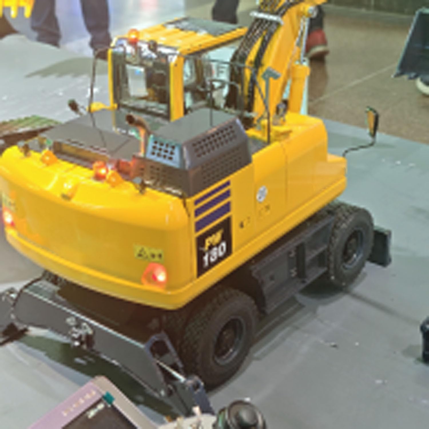 Remote Control Hydraulic Wheeled Excavator PW180 10CH Valve Metal Construction Vehicle