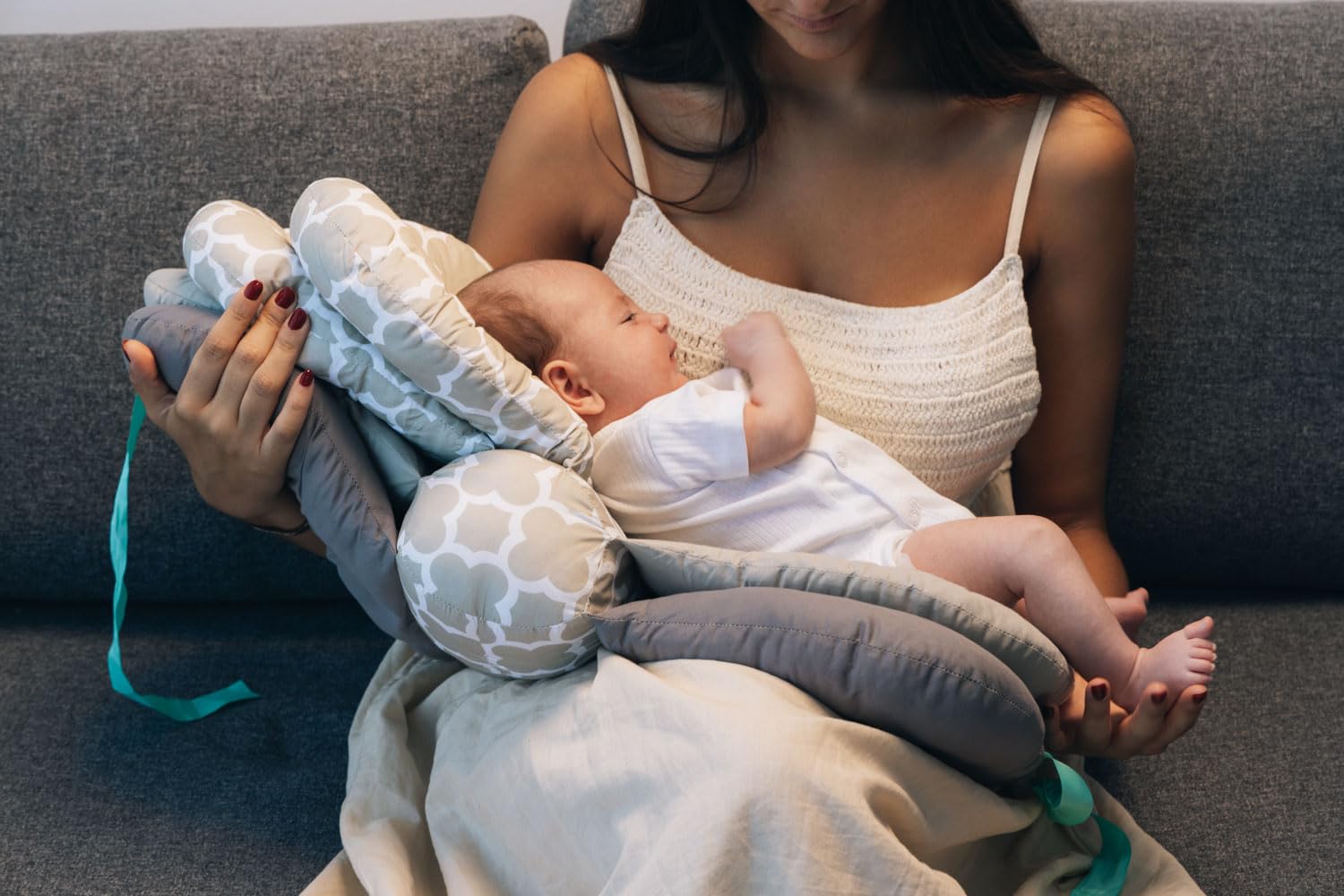 for Breastfeeding and Bottles, Ideal for Feeding Newborns 0-5 Months