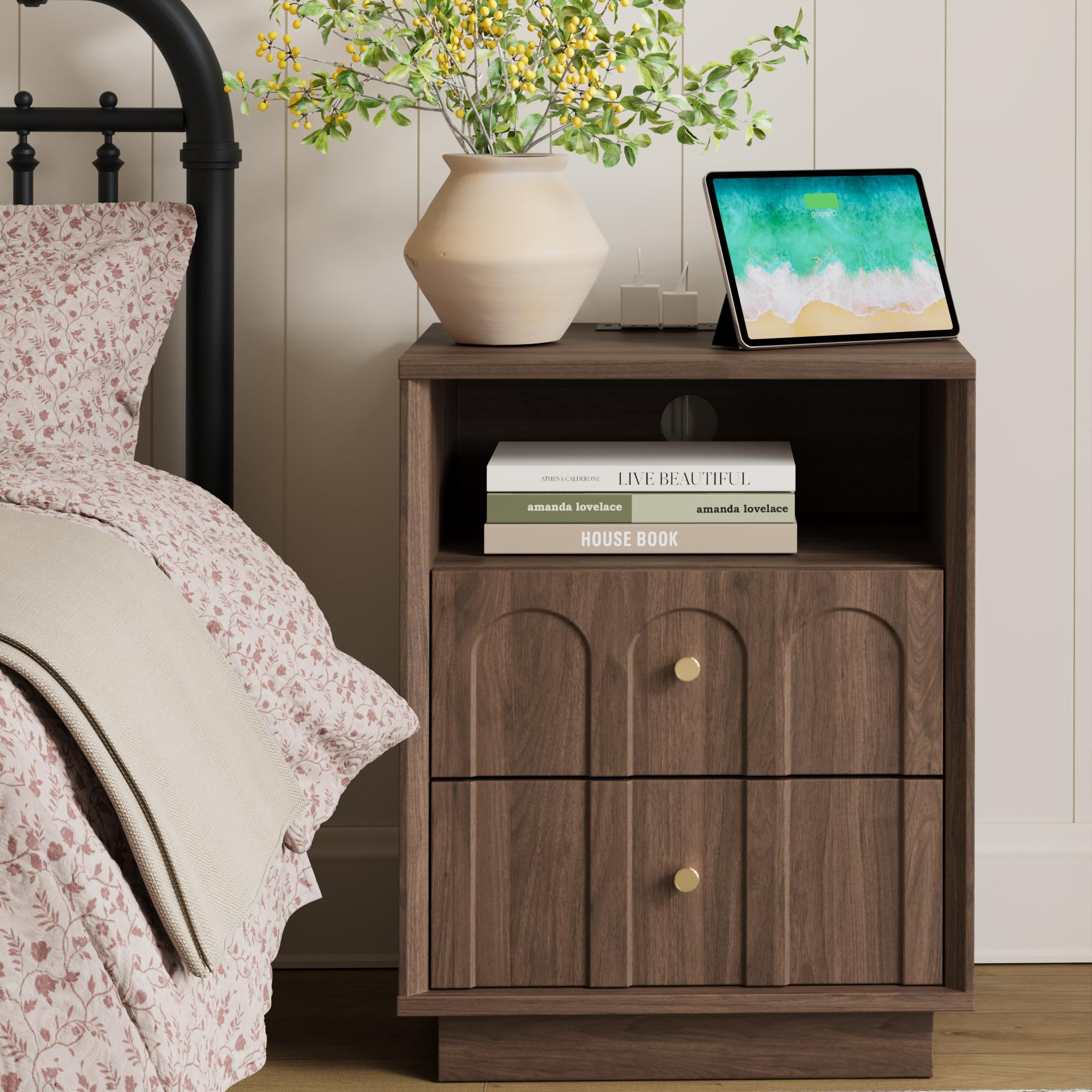 Nightstand with Charging Station, Mid Century Modern Nightstand with Arched Design, Minimalist End Table with Wood Grain Texture, Bedside Table for Bedroom Living Room Sofa Office, Walnut