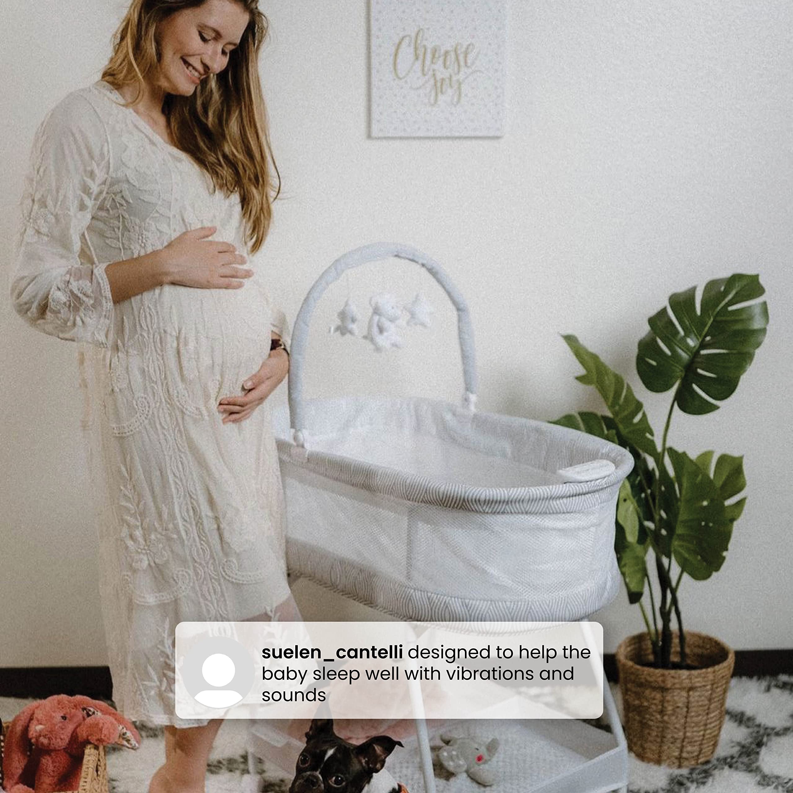 Curve Bassinet with Mesh Sides and Vibration