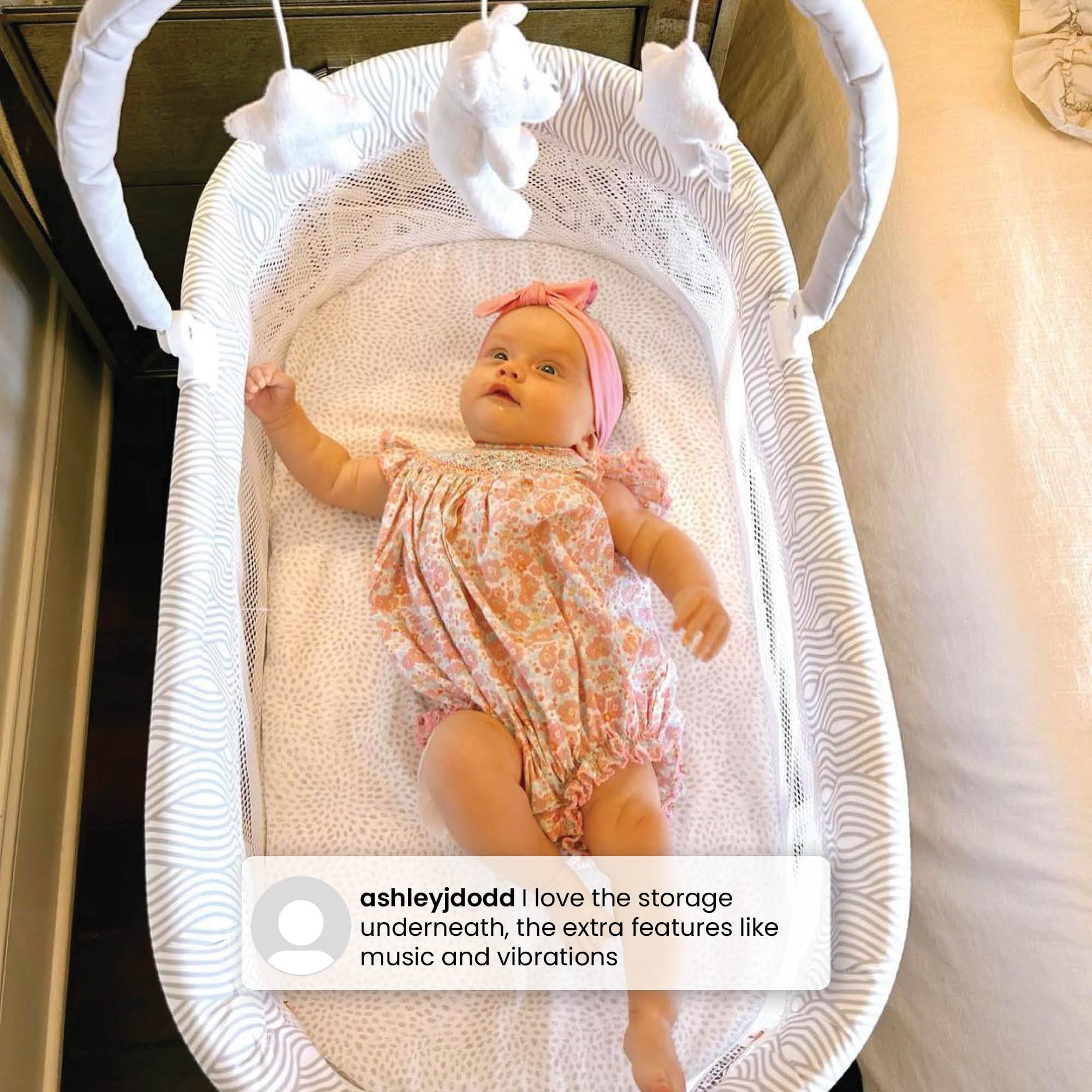 Curve Bassinet with Mesh Sides and Vibration