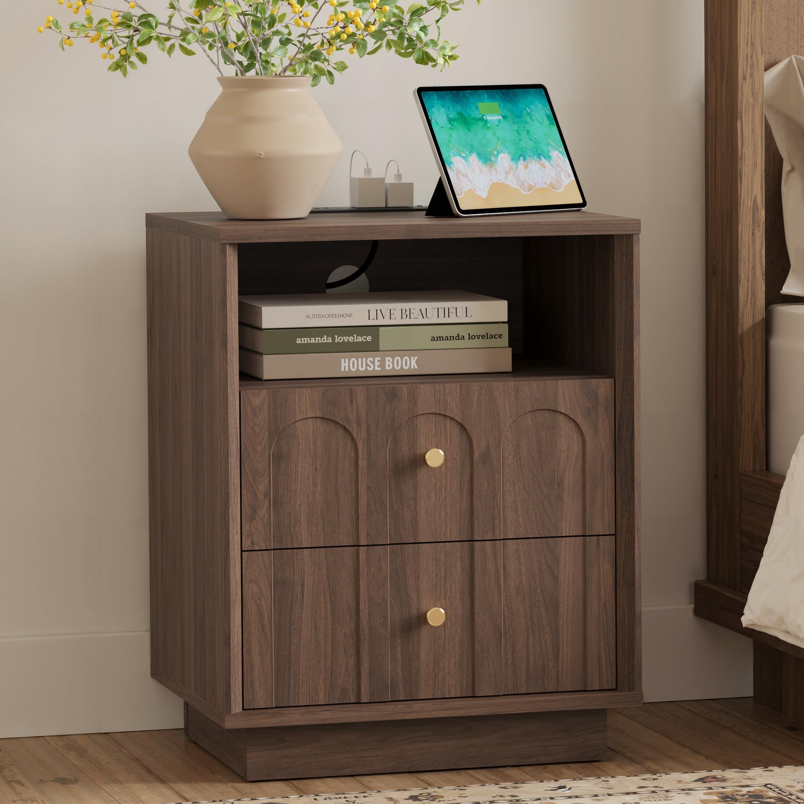 Nightstand with Charging Station, Mid Century Modern Nightstand with Arched Design, Minimalist End Table with Wood Grain Texture, Bedside Table for Bedroom Living Room Sofa Office, Walnut