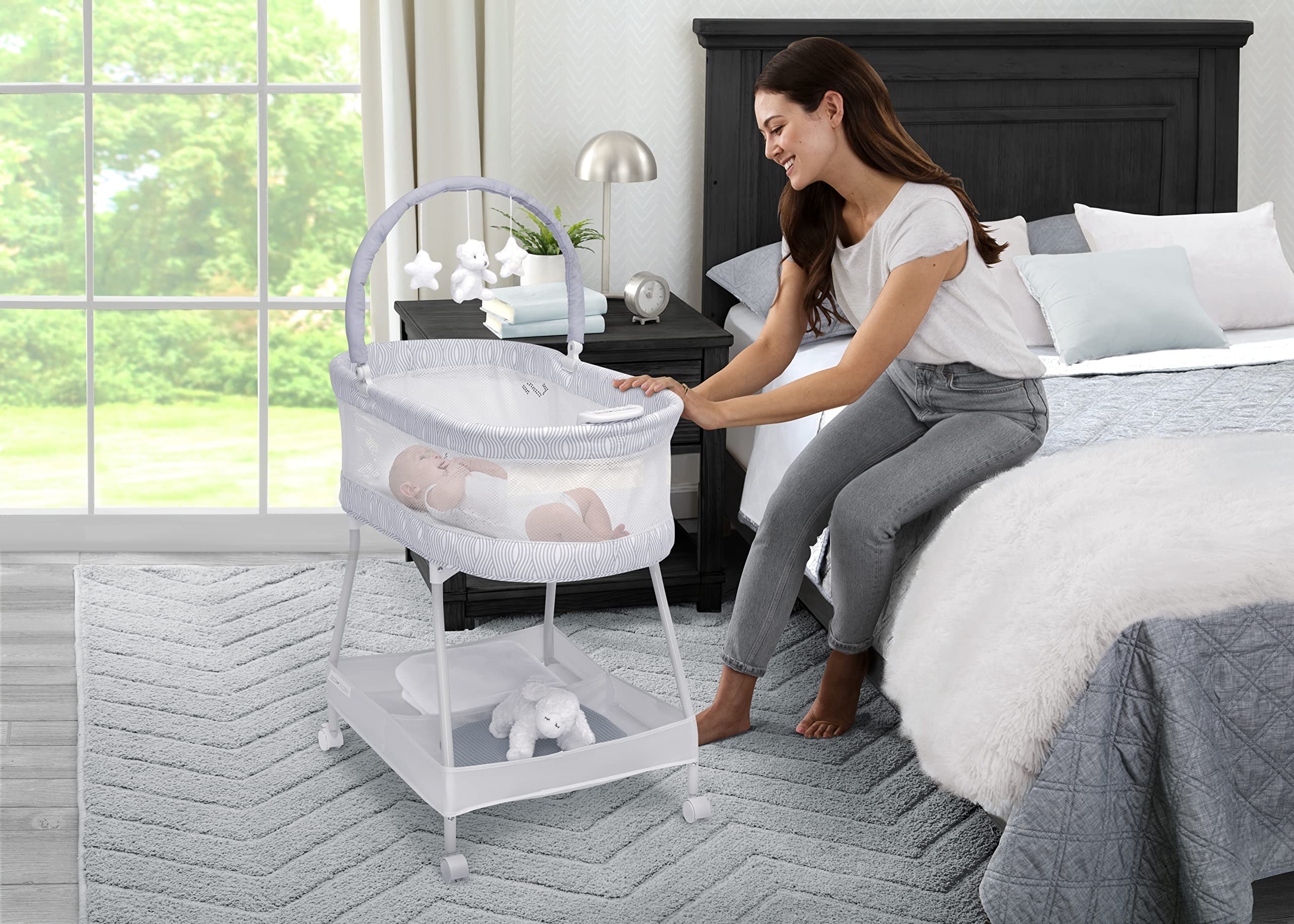 Curve Bassinet with Mesh Sides and Vibration