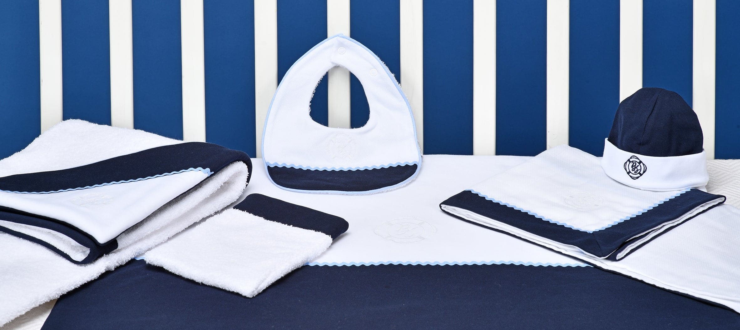PETIT MARIN | Boys White & Navy Muslin Square (75cm)