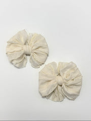 Ivory Ruffle Clip